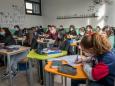 Studenti in classe al liceo Carducci di Milano (Ansa)