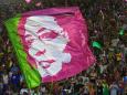 Una bandiera con il volto di Marielle Franco, politica, sociologa e attivista brasiliana, assassinata il 14 marzo 2018: è diventata l’emblema della lotta contro l’ex presidente Bolsonaro (foto Carl de Souza/ Afp via Getty images)