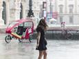 Bomba d’acqua con pioggia a scroscio da classico temporale estivo ha sorpreso oggi molti turisti a Milano (Ansa)
