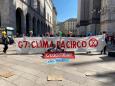 Gli attivisti di Extinction Rebellion hanno tenuto una performance in piazza Duomo a Milano per denunciare la presenza nel capoluogo lombardo dei "sette pagliacci", in riferimento ai ministri dei Trasporti riuniti per il G7. Hanno esposto uno striscione con la scritta 'G7: clima da circo' per spiegare che il vertice "non cambierà niente". Hanno chiesto la "dichiarazione dello stato di emergenza climatica" e rilanciato le loro proposte tra cui l'azzeramento delle emissioni di gas serra e interruzione della distruzione degli ecosistemi e della perdita di biodiversità". Hanno quindi improvvisato una sorta di circo con sette attivisti vestiti da pagliacci e si è esibita una contrabbassista-cantante tra i passanti incuriositi. ANSA/Extinction Rebellion  ANSA PROVIDES ACCESS TO THIS HANDOUT PHOTO TO BE USED SOLELY TO ILLUSTRATE NEWS REPORTING OR COMMENTARY ON THE FACTS OR EVENTS DEPICTED IN THIS IMAGE; NO ARCHIVING; NO LICENSING NPK