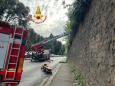 Roma, studentessa 19enne precipita dal Muro Torto: la caduta attutita dagli alberi. Soccorsa dopo ore dai vigili del fuoco