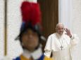 Vaticano, papa Francesco alle Guardie Svizzere: «Meno telefonini, visitate Roma»