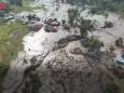 Le inondazioni in Indonesia spazzano via villaggi: i torrenti di lava fredda e fango hanno causato oltre 30 morti