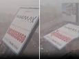 Il video dell'enorme insegna pubblicitaria caduta a Mumbai a causa di una tempesta di vento