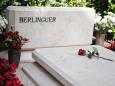 Berlinguer, vandalizzata la tomba al cimitero Flaminio: vasi distrutti, fiori buttati, aiuole calpestate