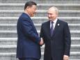 Putin a Pechino accolto da Xi Jinping: la calorosa stretta di mano in Piazza Tienanmen