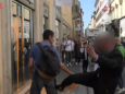 Blitz di Ultima Generazione a Roma, addetto alla sicurezza di un negozio prende a calci attivista