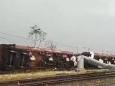 I danni del maltempo in Lombardia: a Mantova il vento a 200 km orari rovescia un treno merci, a Cantù si cerca un uomo caduto in un torrente
