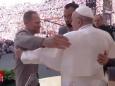 Il papa e l'abbraccio con Maoz e Aziz, un palestinese e un israeliano: «Stringersi è un progetto di futuro»