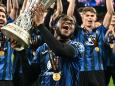 TOPSHOT - Atalanta's Nigerian forward #11 Ademola Lookman celebrates with the trophy after winning during the UEFA Europa League final football match between Atalanta and Bayer Leverkusen at the Dublin Arena stadium, in Dublin, on May 22, 2024. (Photo by Ben Stansall / AFP)
