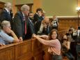 Ilaria Salis in tribunale a Budapest senza catene. La prima vittima non la riconosce, il giudice rivela il suo domicilio: ira del padre.