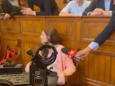 Ilaria Salis in tribunale per la prima volta senza catene