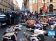 Attivisti di Ultima Generazione cercano di raggiungere Palazzo Chigi: bloccati dalla polizia