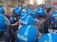 Milano, tensioni manifestanti-polizia in piazza Duomo: «Fuori la Lega da Milano»