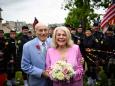 D-Day, alle celebrazioni anche un matrimonio: tra il veterano Harold, 100 anni, e la moglie Jeanne