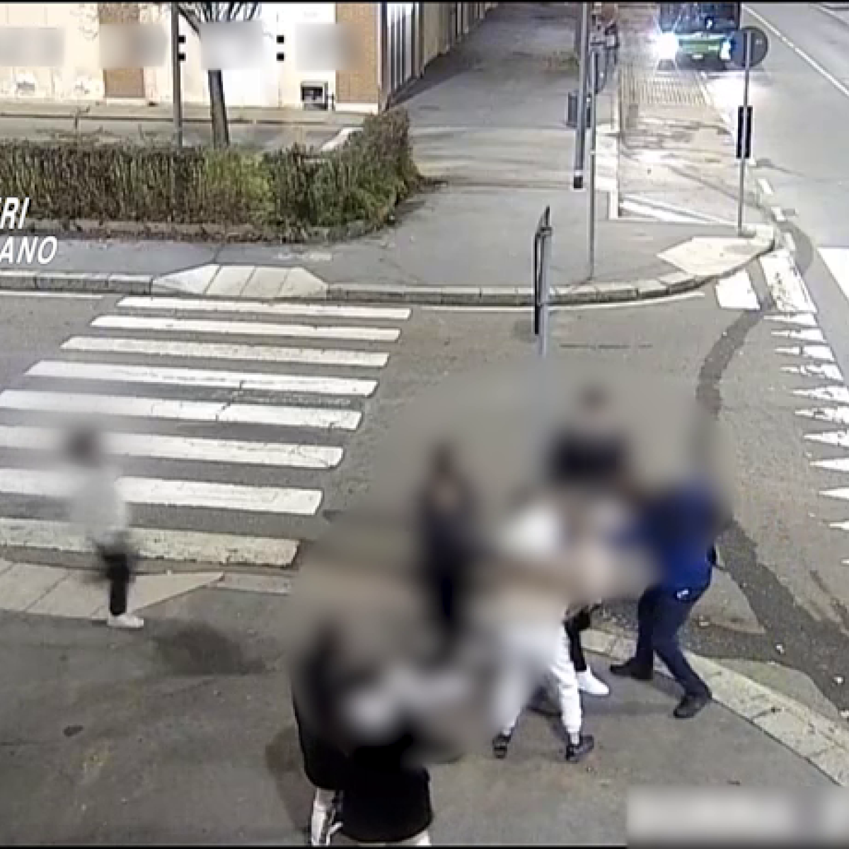 Milano, così la baby gang «al femminile» di Rozzano aggredisce in strada un  31enne che resta sfregiato al viso | Corriere TV