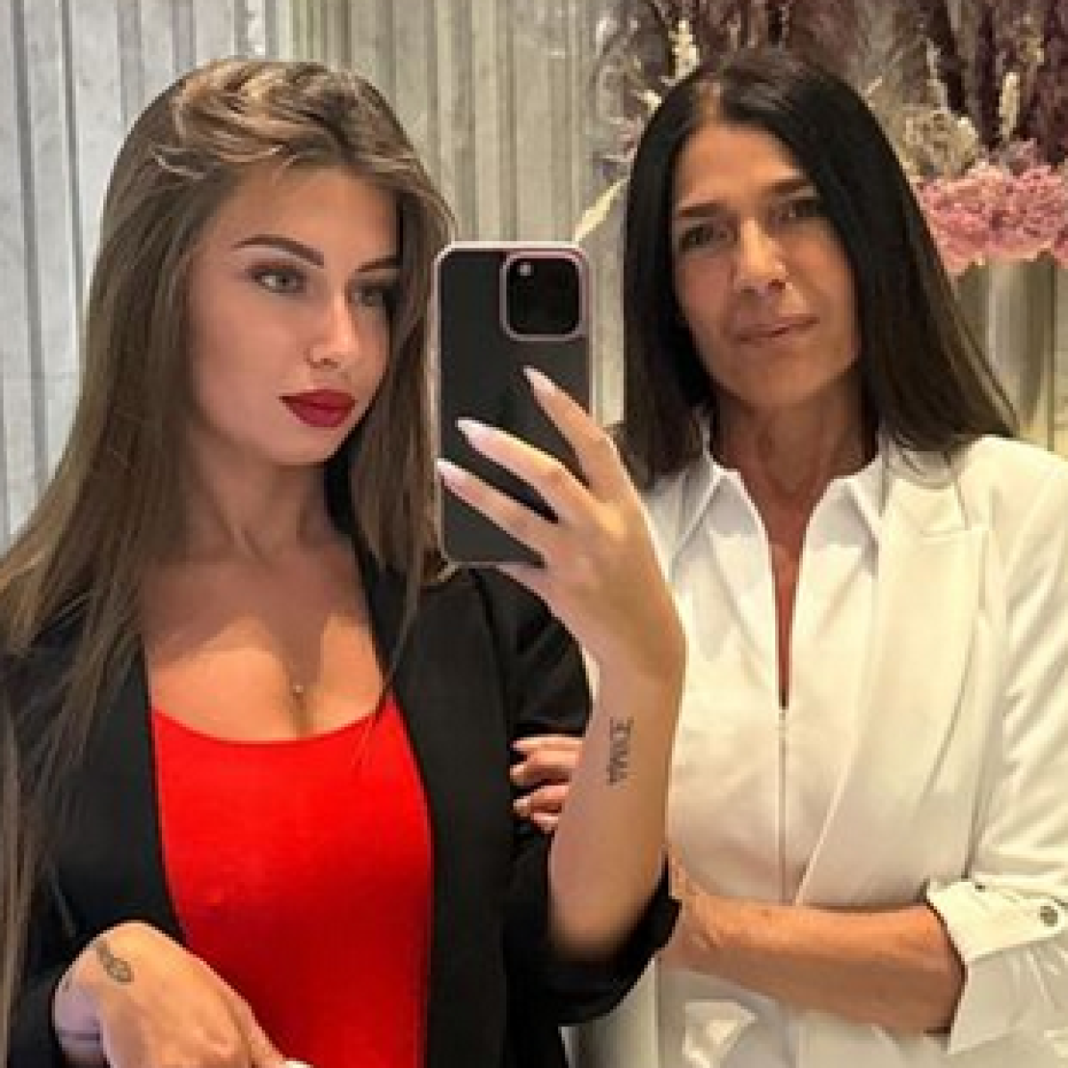 La mamma di Elisa Esposito: «È su Onlyfans? Meglio che spaccarsi la schiena  8 ore al giorno»
