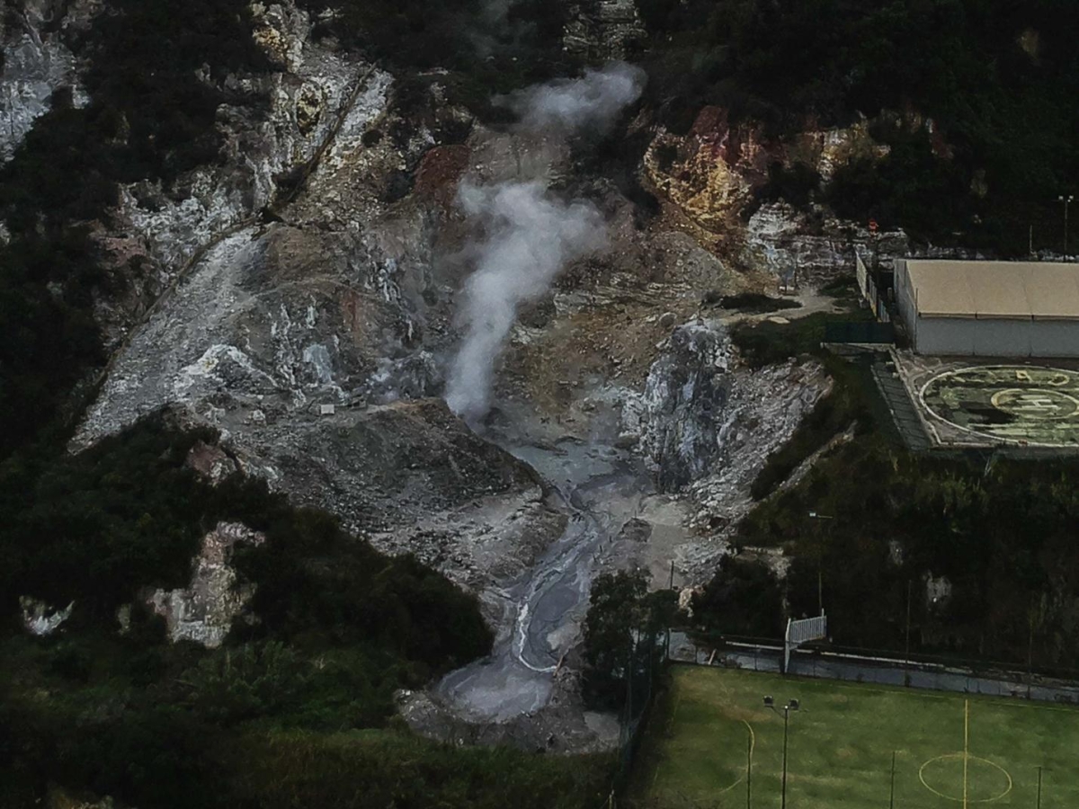 Campi Flegrei, rischio eruzioni freatiche. Il presidente di Ingv: «Stare attenti a ogni segnale»