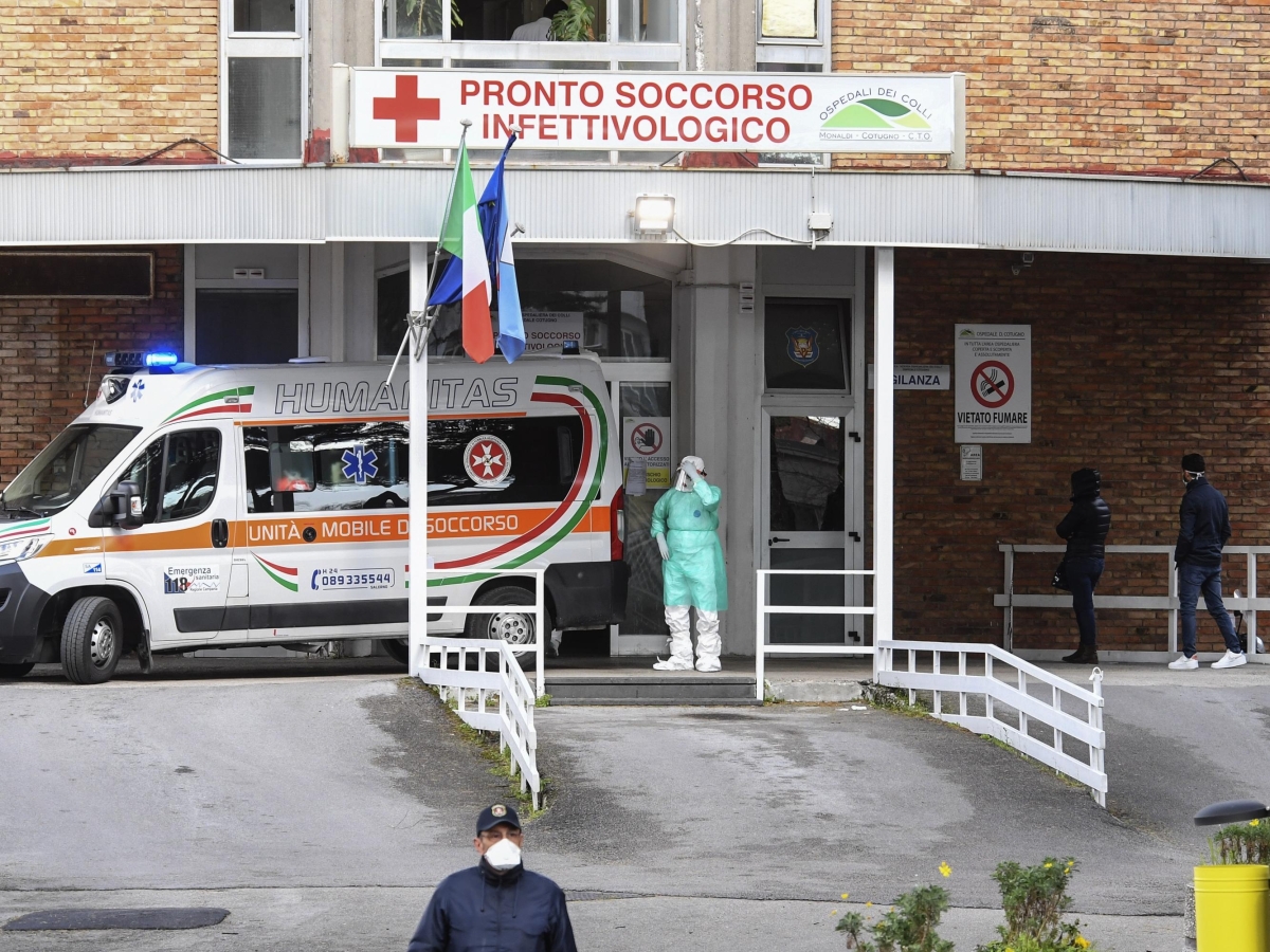 Psicosi meningite a Napoli, l’assessore Santagada: «Basta fake news, non c’è alcun allarme». Ma le strade si svuotano dei giovani