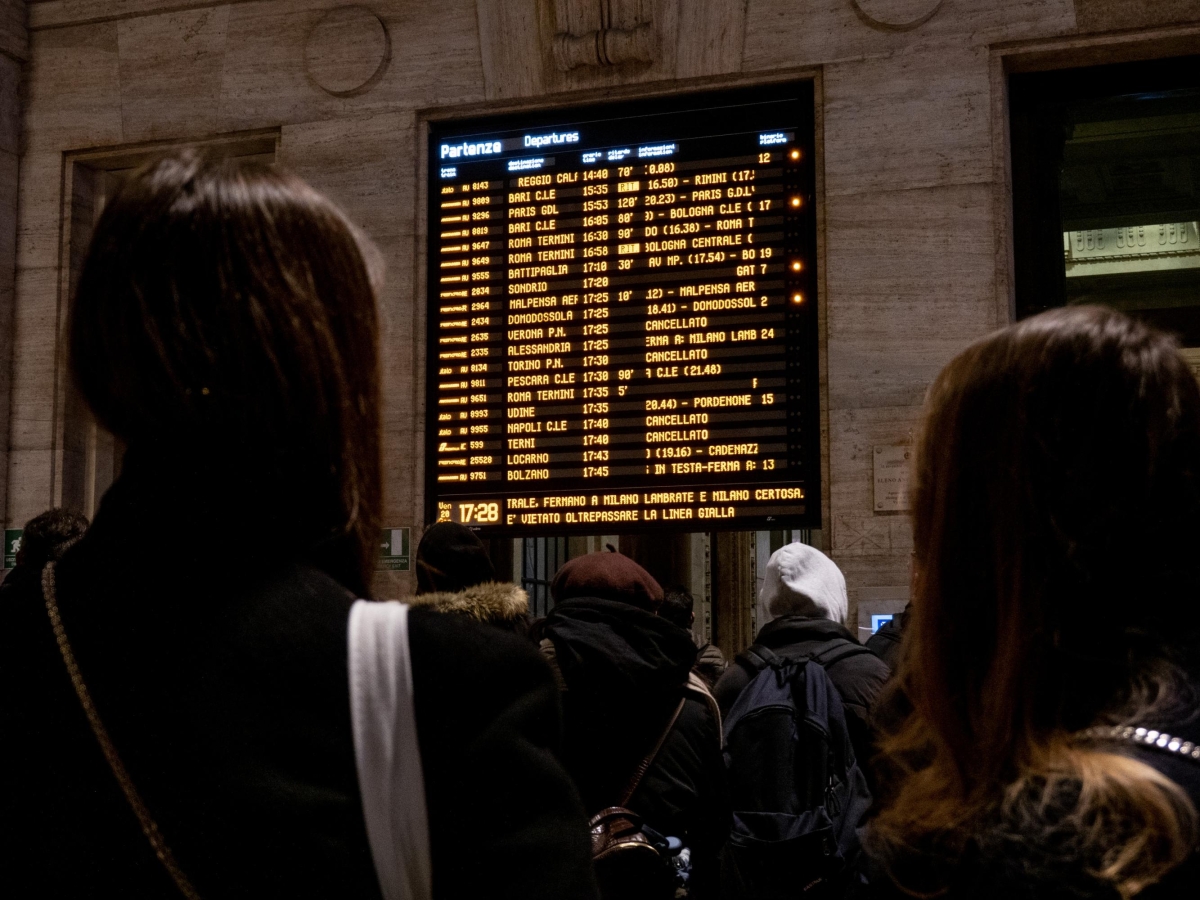 Milano, guasto a un treno in Stazione Centrale: ritardi fino a 100 minuti sulle linee per Genova, Bologna e Venezia
