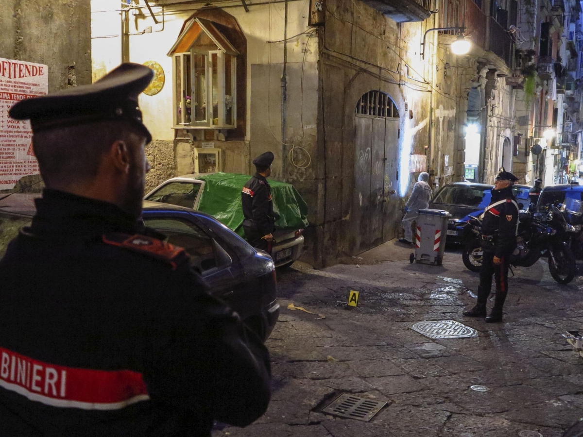 Napoli, video hot con la figlia del boss scatena guerra nel clan: agguato per uccidere l'ex fidanzato ma feriscono un rider innocente, quattro arresti