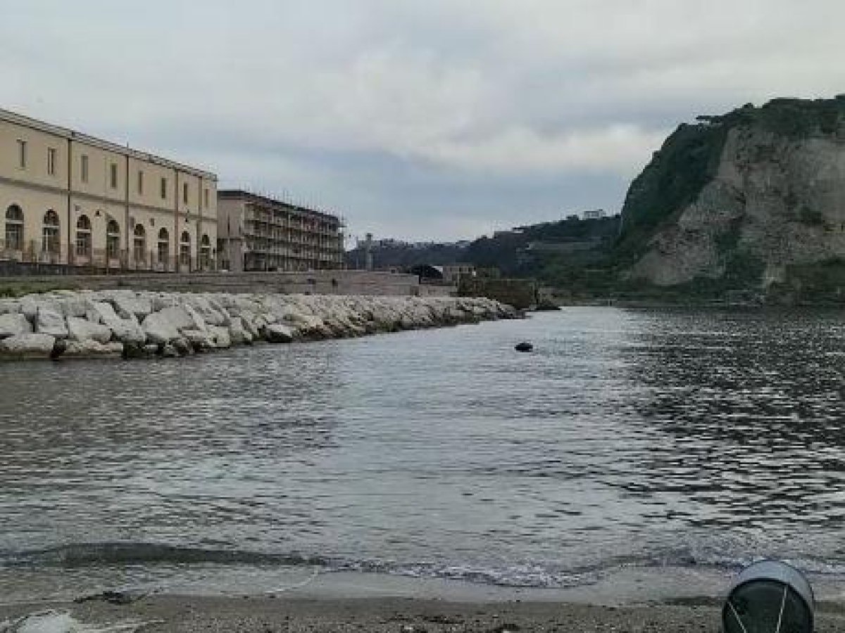 Carcere minorile di Nisida, trovato un microcellulare nascosto in un pacchetto di sigarette