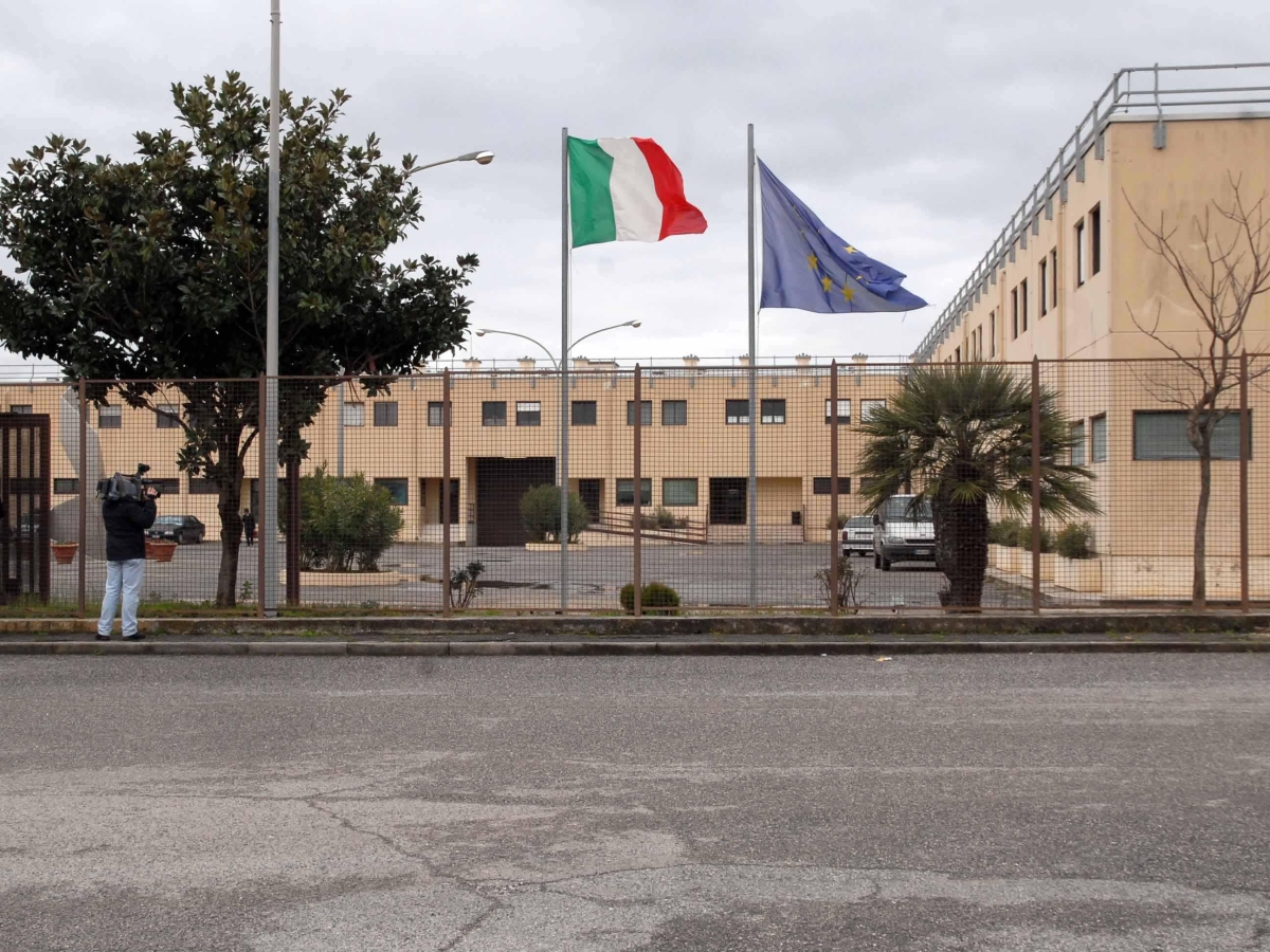 Droga e telefonini nel carcere di Velletri, il detenuto pusher e playboy: ai colloqui le fidanzate gli portavano la cocaina