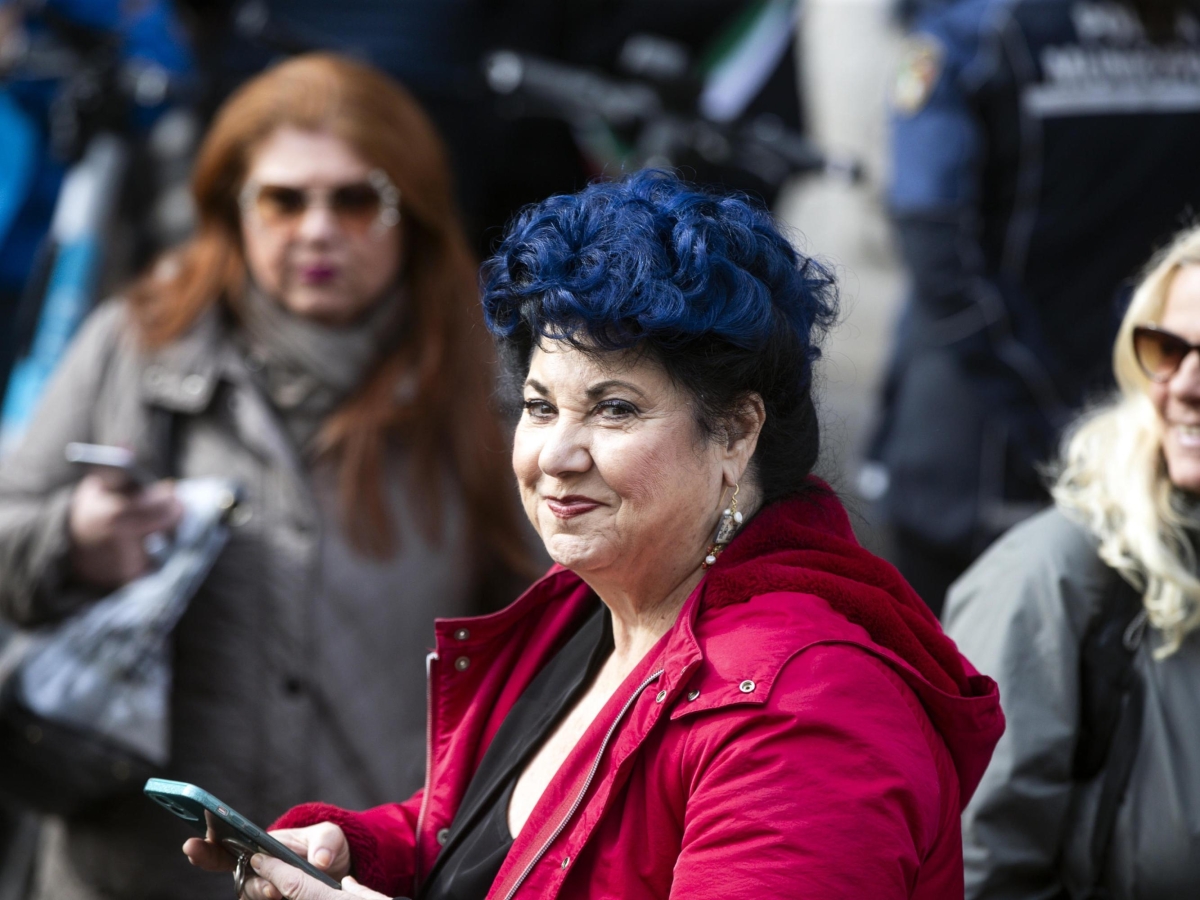 Incidente al San Carlo, Marisa Laurito: «Ho dolore ma vado in scena. Eduardo mi ha insegnato che lasci il palco solo se “schiatti”»