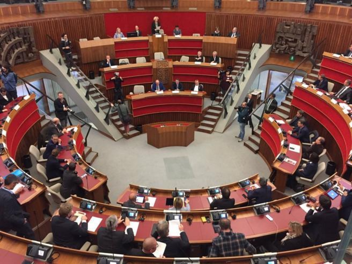 Indennità, con la finanziaria nelle tasche dei consiglieri regionali finirebbero 700 euro in più. Opposizioni all'attacco