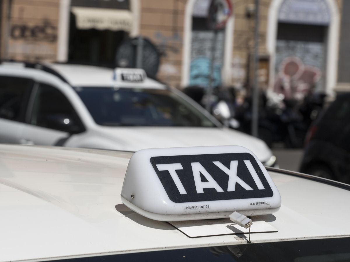Termini, aggredisce un tassista con una bottiglia di vetro per rapinarlo: arrestato 41enne