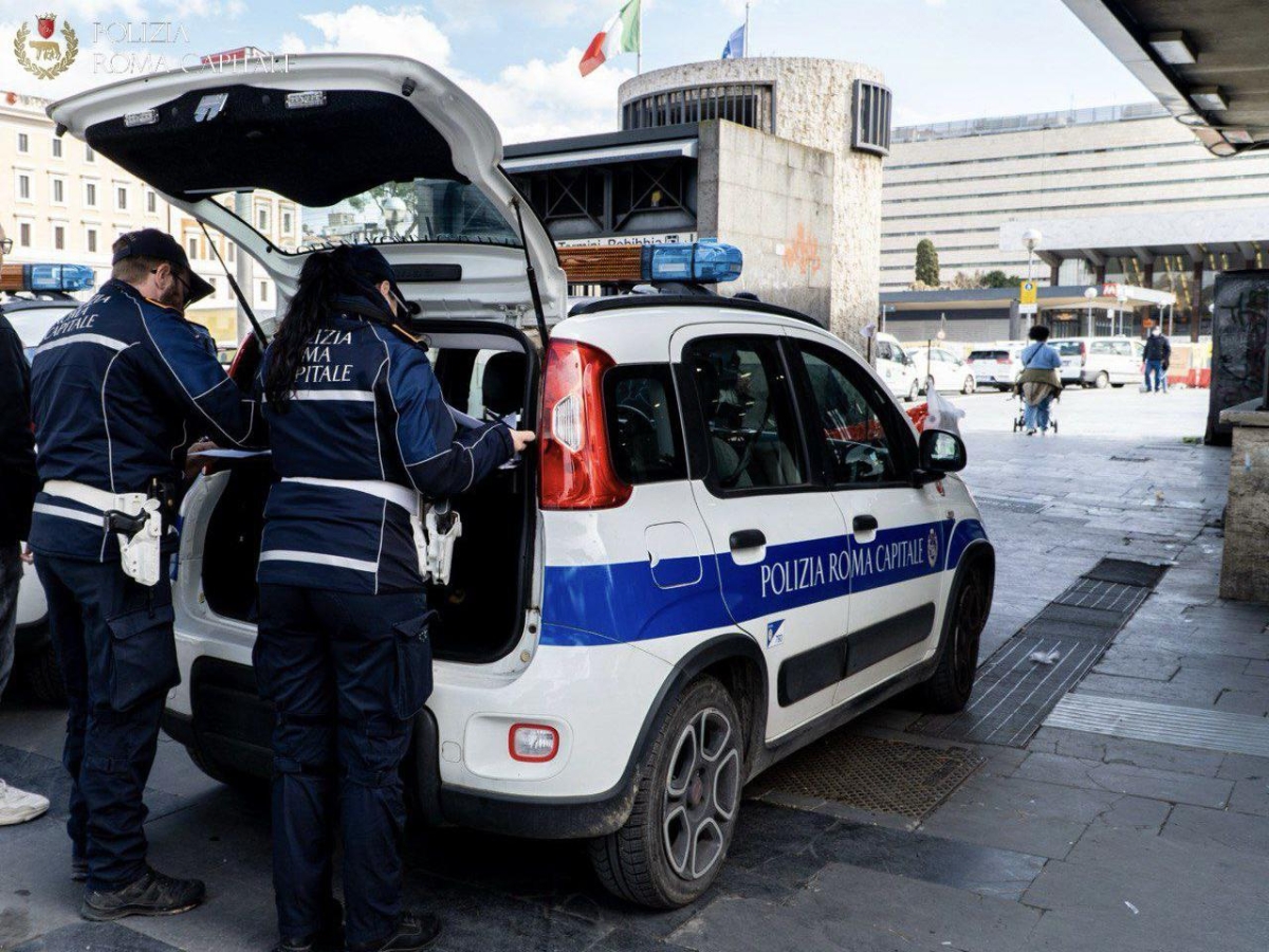 Via Prenestina, multa automobilista parcheggiato sulle strisce pedonali che la investe e fugge: vigilessa ferita