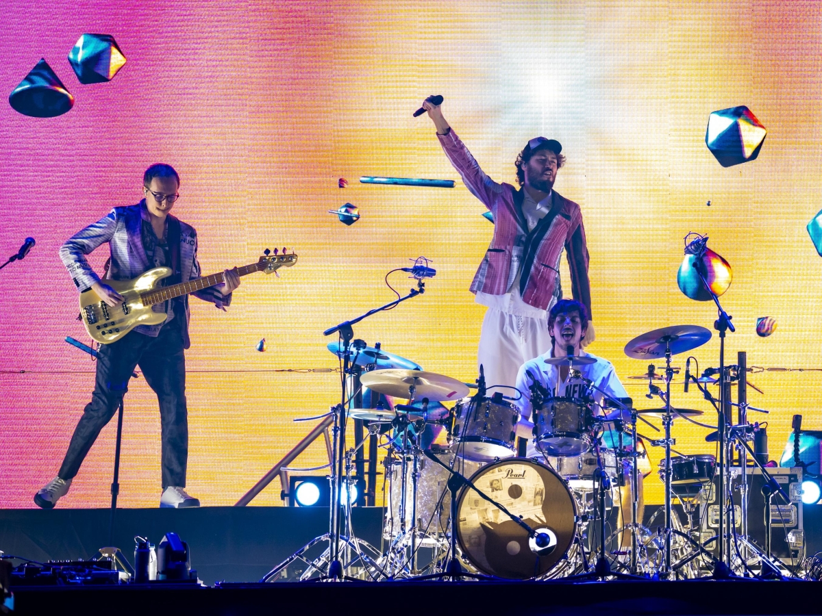 Pinguini Tattici Nucleari: show a San Siro fra Ai, coriandoli e un video contro i femminicidi