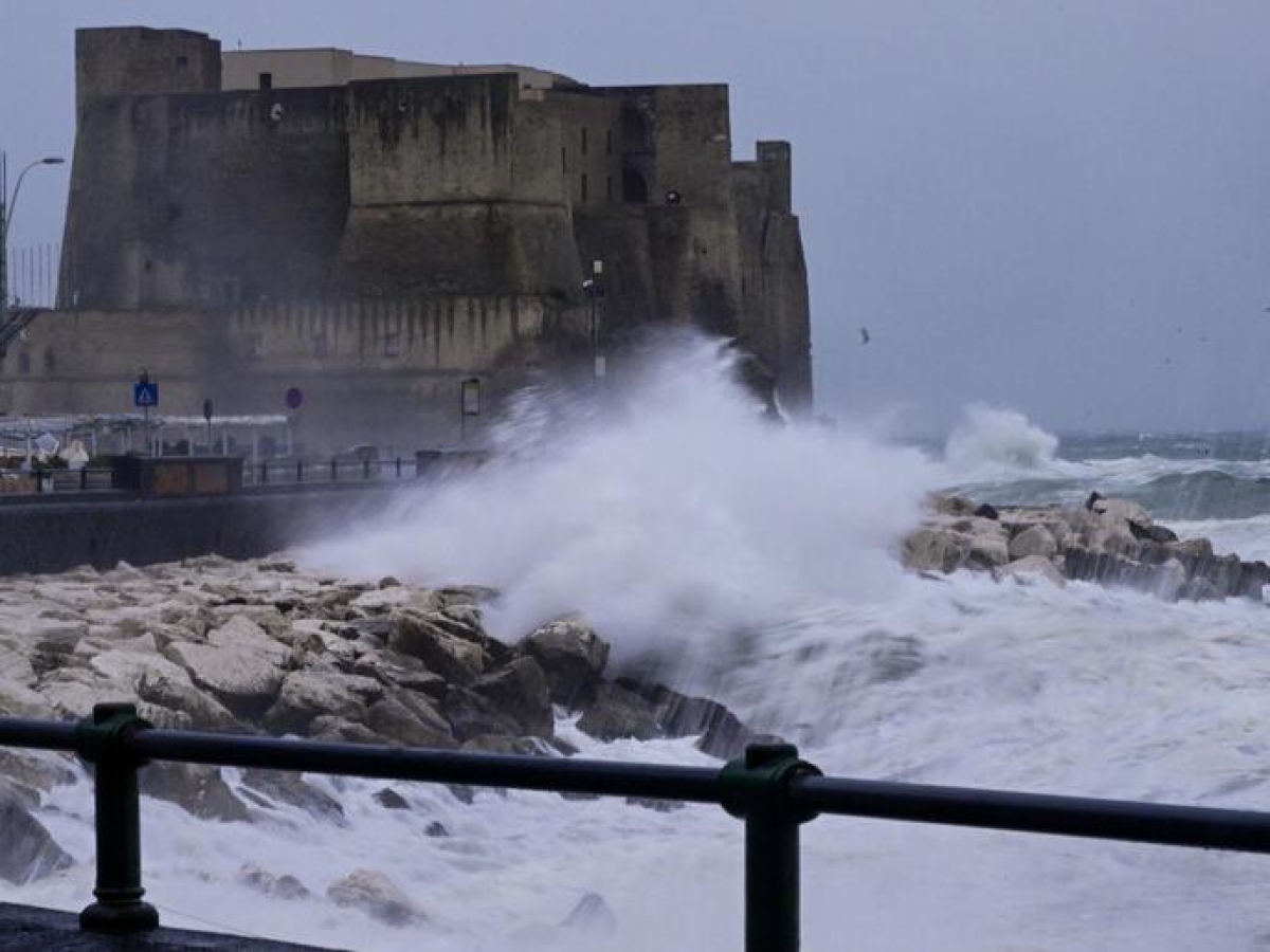 Pioggia, vento forte e mare mosso: fermi i collegamenti per Ischia e Procida