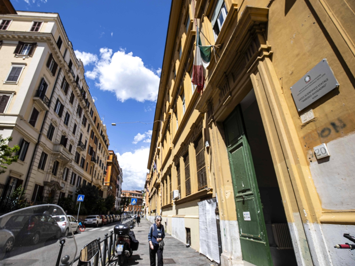 Svastica nel bagno della scuola, il liceo Avogadro reagisce così: lezioni aperte su antsemitismo e antifascismo