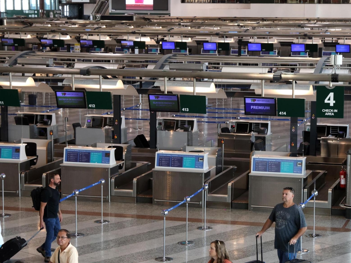 Malpensa, raffica di multe per gli «aspettoni» che attendono i viaggiatori in divieto di sosta per non pagare il parking interno