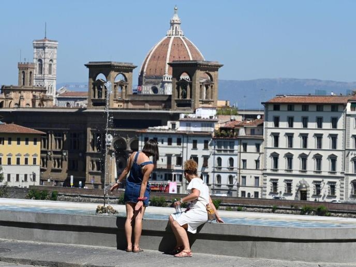 Caldo Firenze, tra i 39 e i 40 gradi fino a mercoledì e le notti sono tropicali. I medici: «Attenzione ad anziani e bambini»