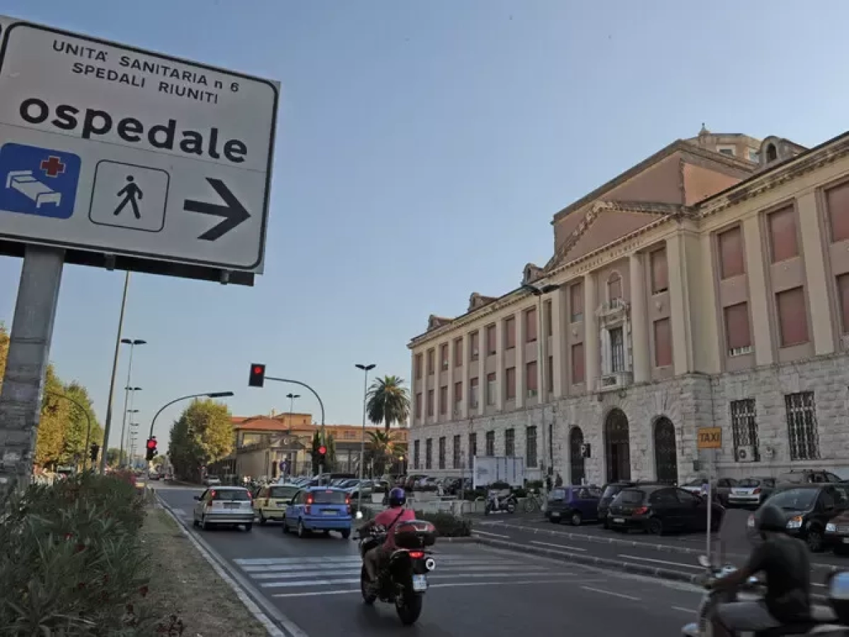 Pestaggio a Viareggio: due ventenni aggrediti in piazza da una decina di persone col volto coperto