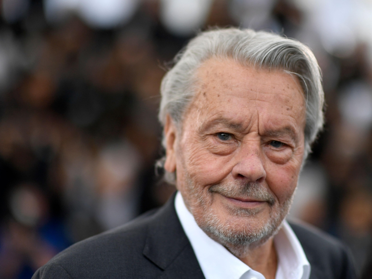 Alain Delon nasceva 90 anni fa: gli amori turbolenti, il figlio mai riconosciuto, lo scontro per l'eredità, 7 segreti