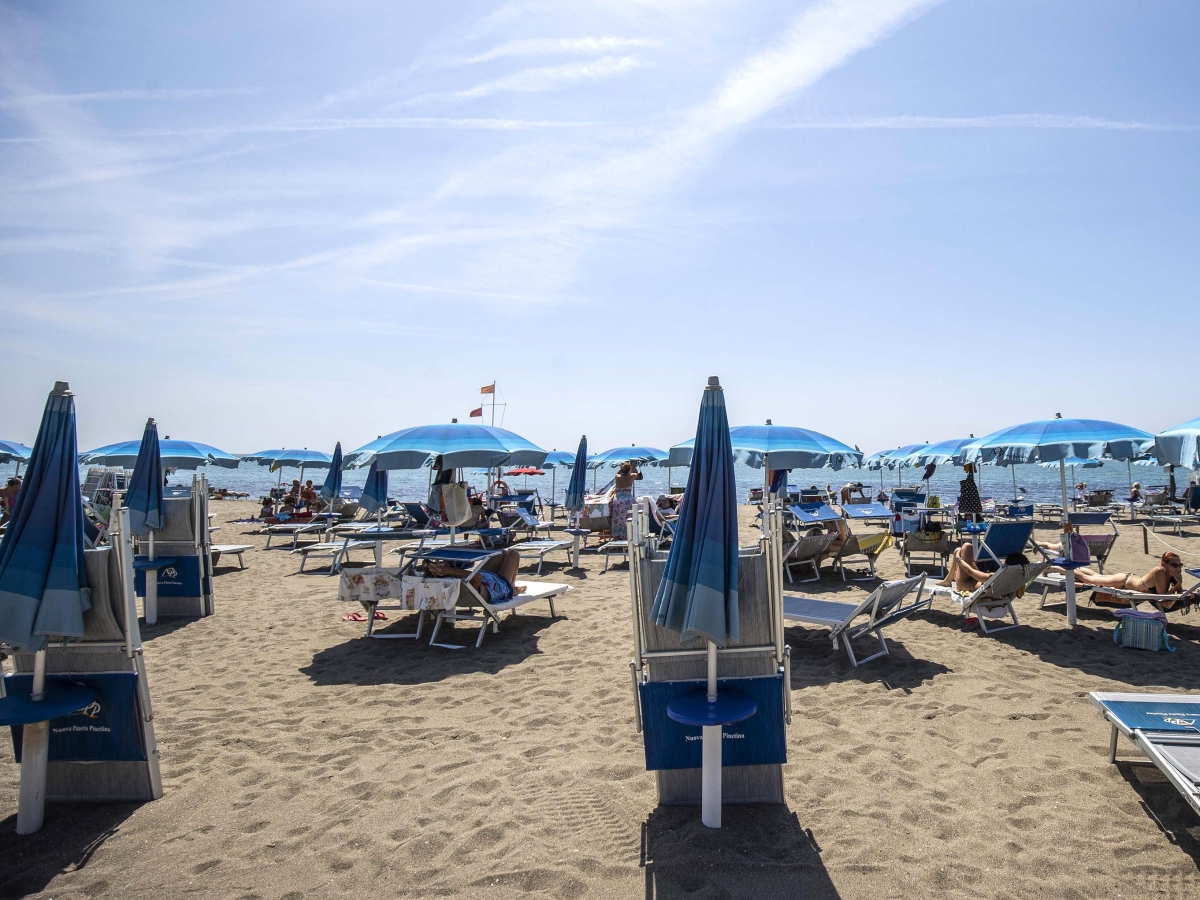 Litorale laziale, l’estate sta finendo: non bene. Al mare vacanze brevi e incassi crollati