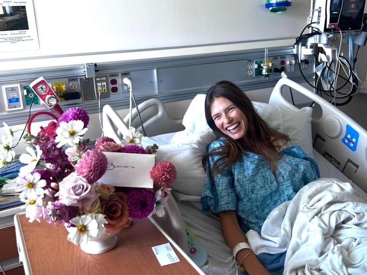 Bianca Balti e il tumore ovarico al terzo stadio: cos'è, i sintomi e come si cura il cancro che ha colpito la modella