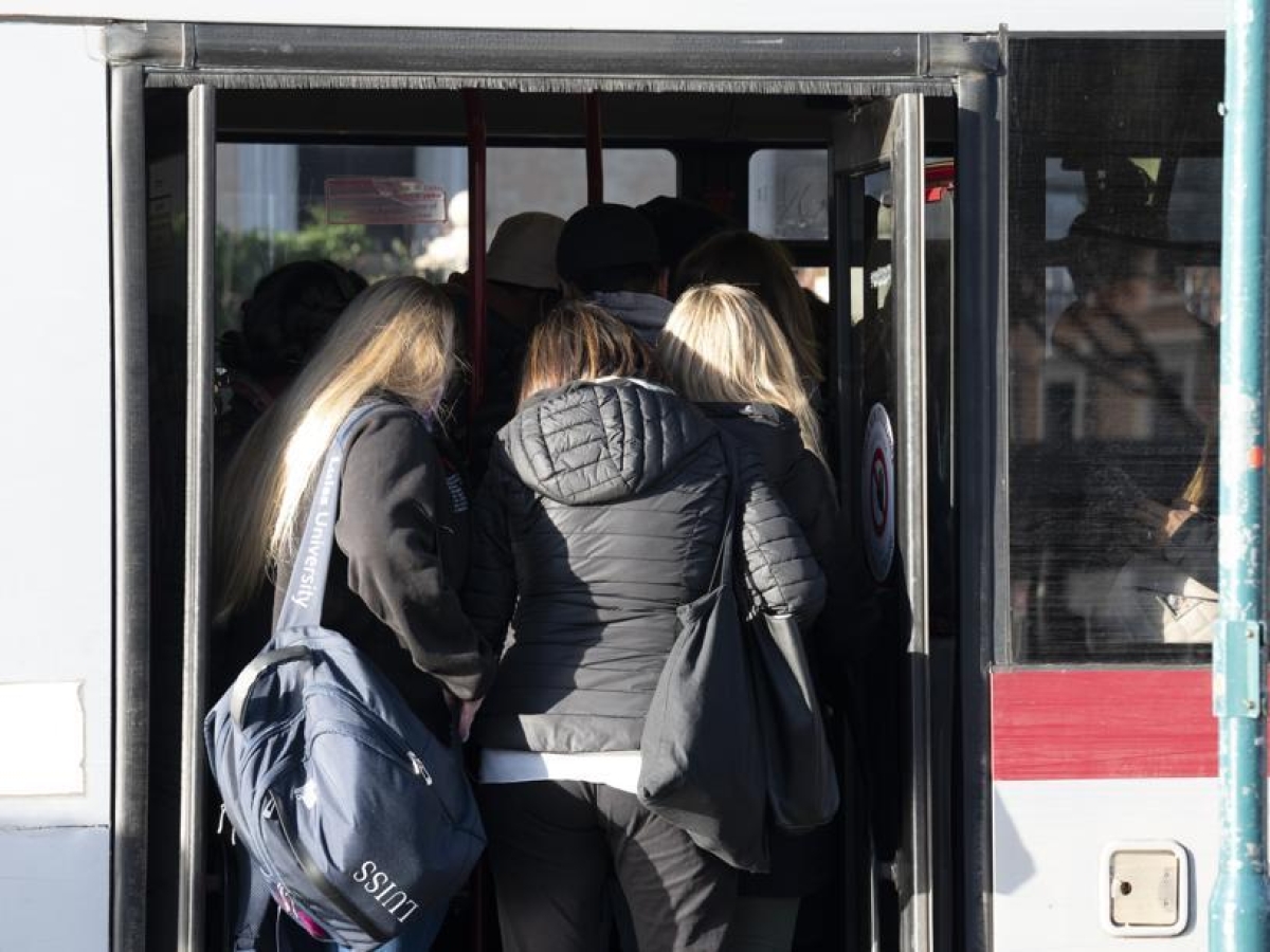 Atac, gli utenti bocciano le fermate: «Scomode e indecorose». I bus «troppo pieni» e con autisti «bravi ma sciatti»