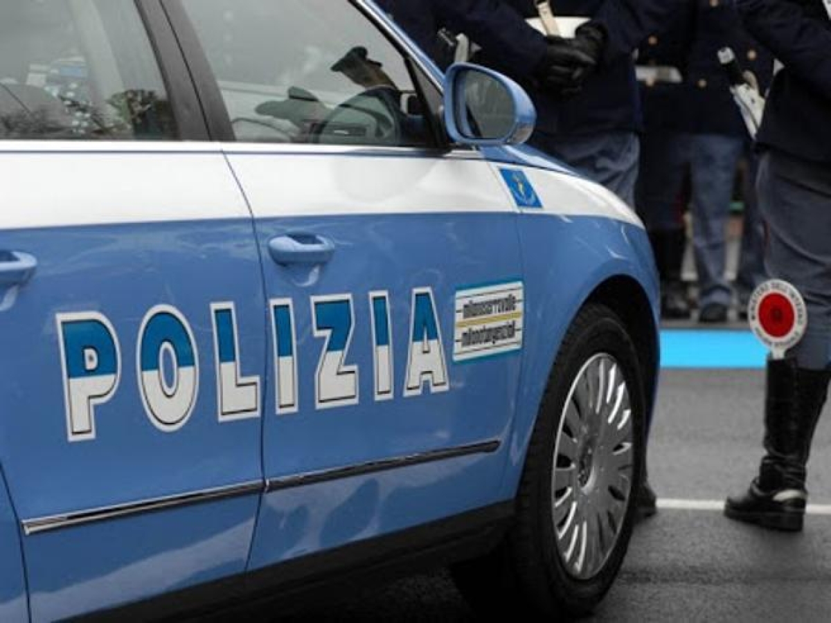 Roma, ragazza aggredita sotto casa da un rapinatore: le ruba l'auto e la ferisce a una mano con un cacciavite