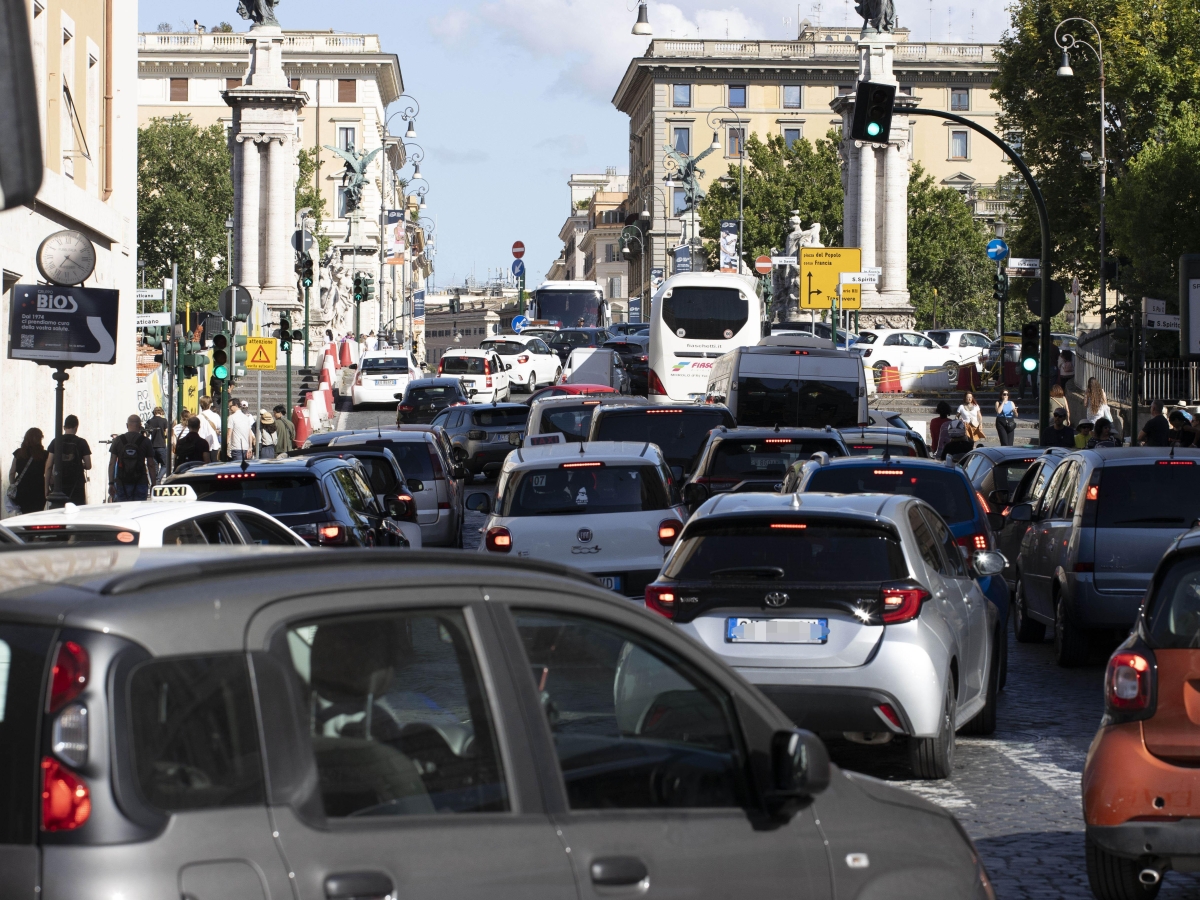 Qualità dell'aria a Roma: gli indici dell'inquinamento restano alti. E la Regione rinnova il piano anti-smog