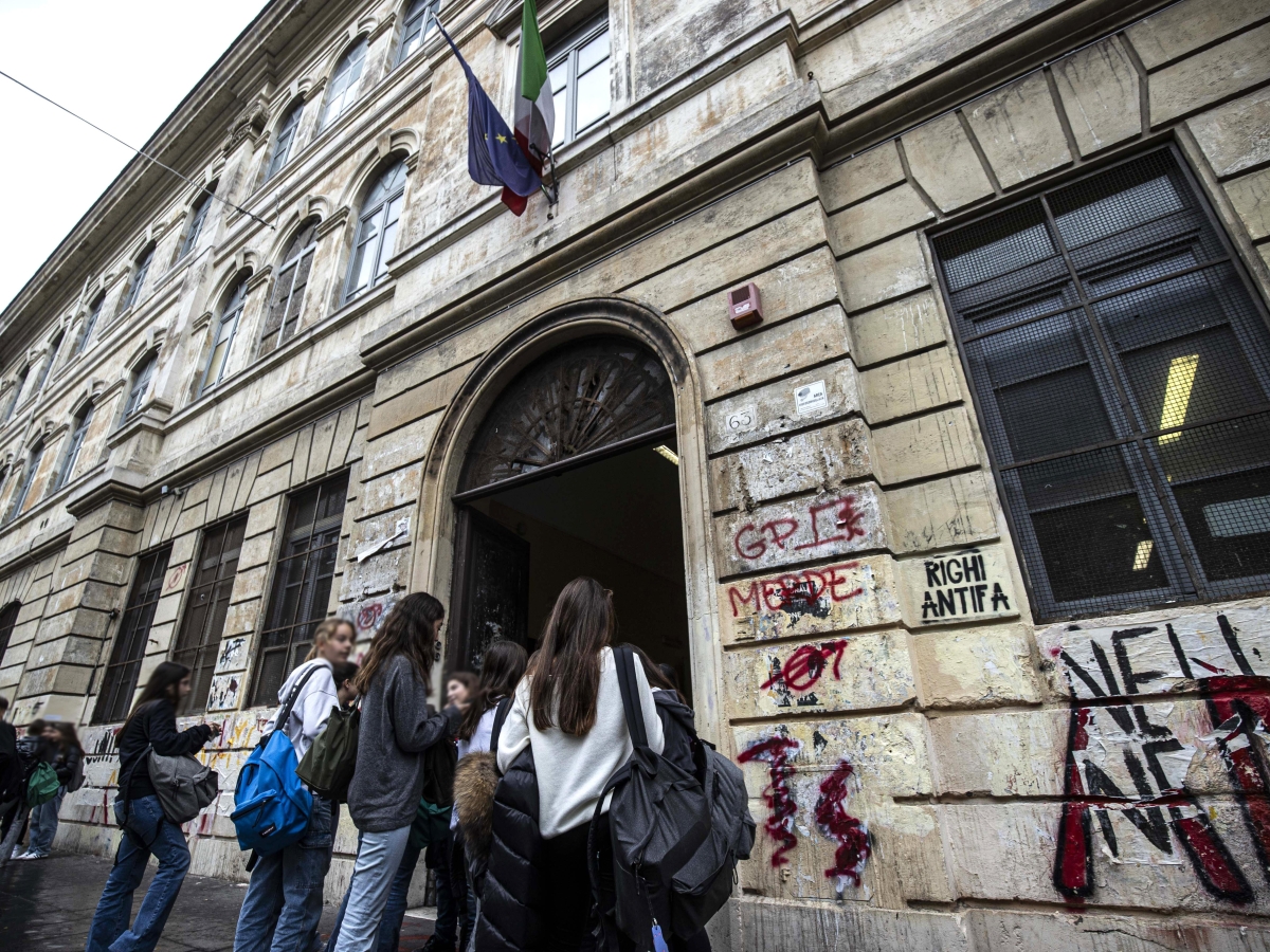 Liceo Righi di Roma, il preside: «Attacchi fascisti, gridavano "Sieg Heil". Insulti sessisti alle studentesse»