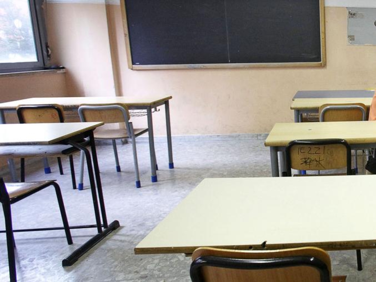 «Uccidi una donna incinta»: studenti denunciano scritta choc su un banco al liceo Newton di Roma