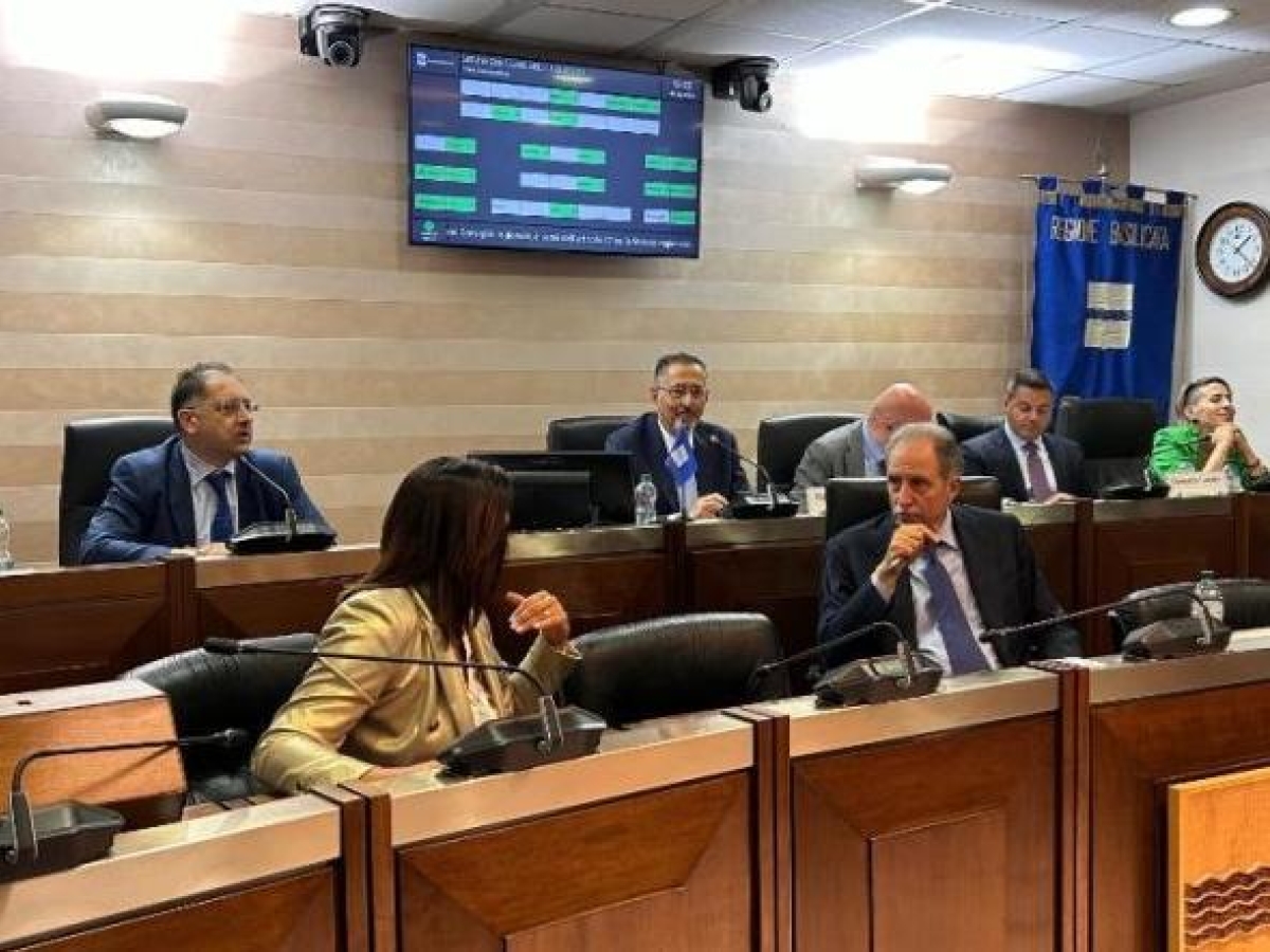 Basilicata, scontro sul «vitalizio» dei consiglieri regionali. «Inaccettabile privilegio, la legge va abrogata». E parte la raccolta firme