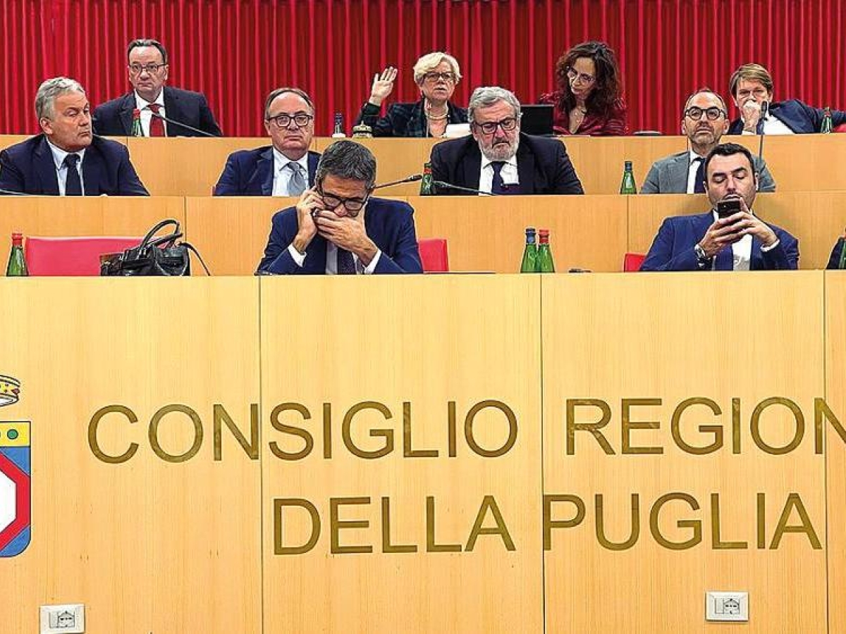 Doppia preferenza, la sinistra in Consiglio regionale si spacca. Emiliano vota con il M5S contro la sua maggioranza