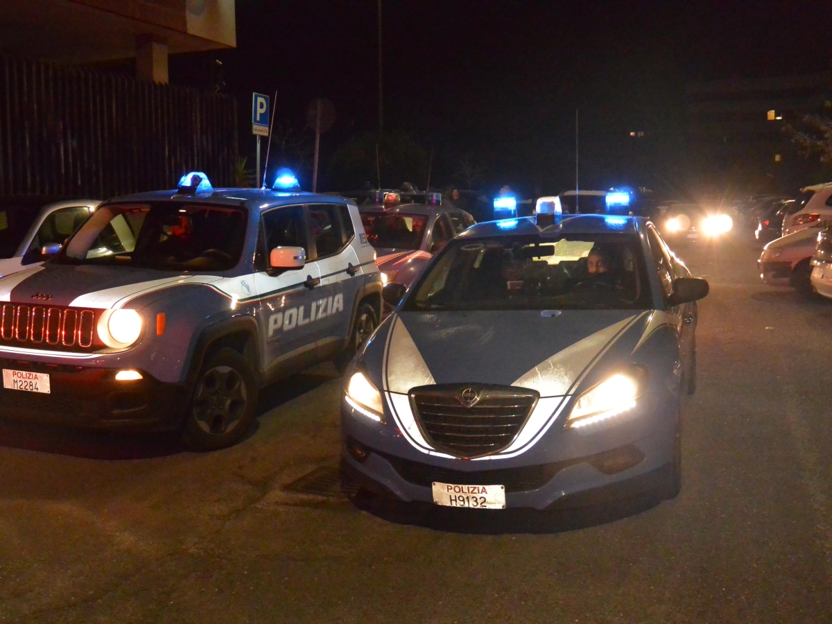 Paura a Ostia, puntano una pistola contro un ragazzo davanti al fast-food e gli rapinano lo scooter, poi tentano il colpo al Poké