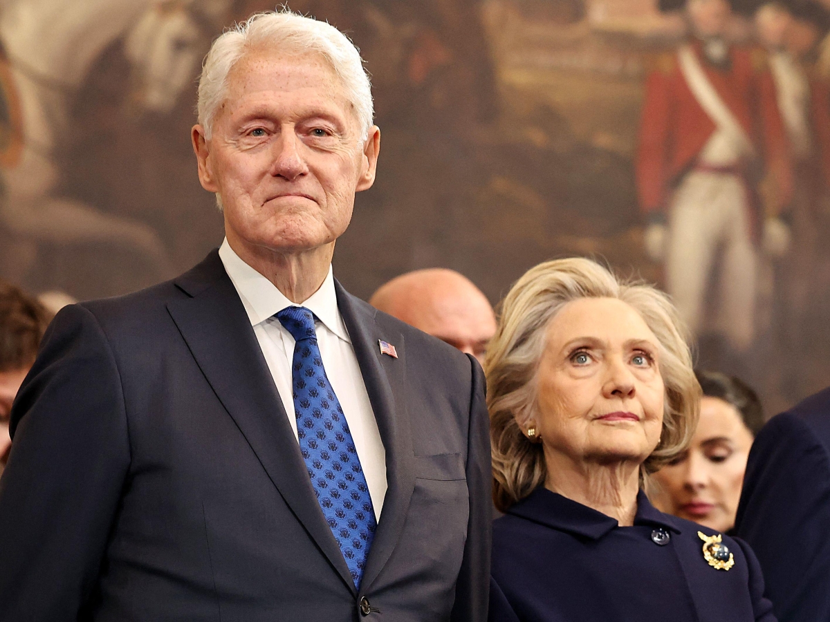 epstein la deposizione di hillary clinton mai incontrato interrogate trump sotto giuramento il caso della foto di hawking