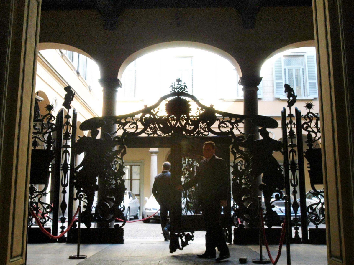 Mediobanca accelera sull'offerta per Banca Generali: assemblea anticipata al 21 agosto per blindare l'affare e contrastare le mosse di MPS